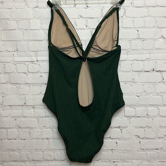 Shade & Shore Ribbed Plunge Front V-Wire One Piece Swimsuit - Picture 6 of 15